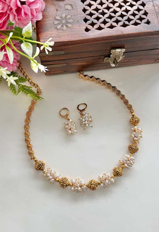 Hasli pearl drops necklace set