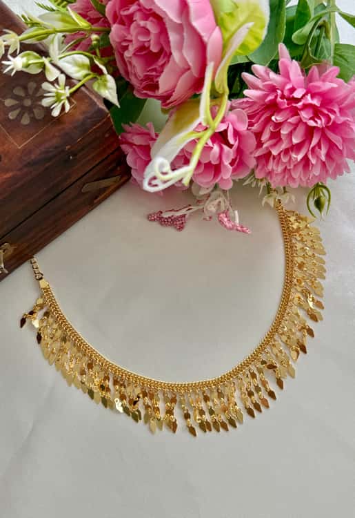 Niviya elakkathali necklace